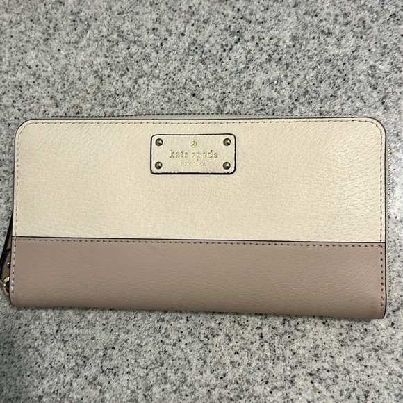 Kate Spade NY ♠️ EUC Neda Grove Street White/Cream & Tan Zipper Leather Wallet - Picture 1 of 7